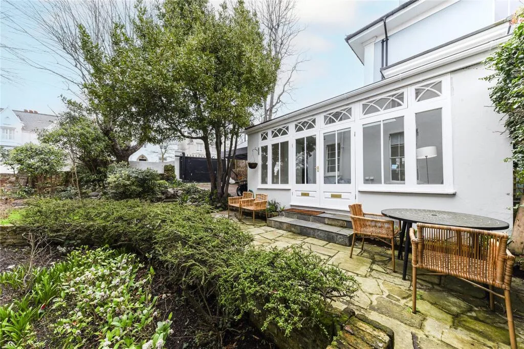4 bedroom end of terrace house for rent