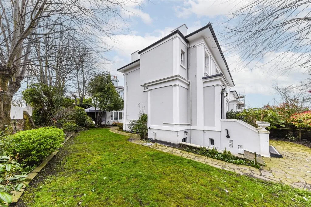 4 bedroom end of terrace house for rent