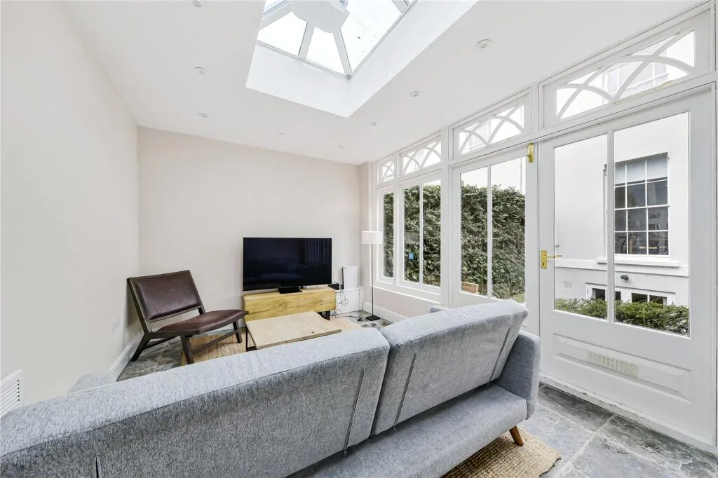 4 bedroom end of terrace house for rent