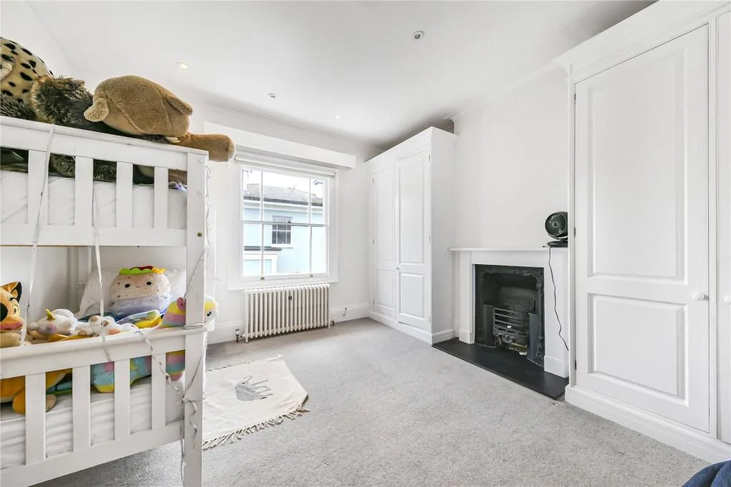 4 bedroom end of terrace house for rent