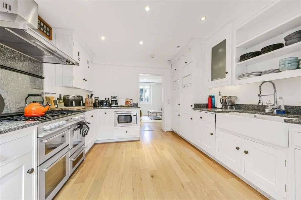4 bedroom end of terrace house for rent