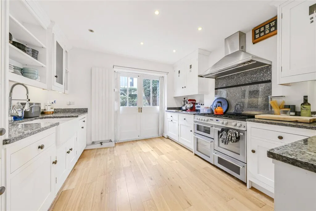4 bedroom end of terrace house for rent