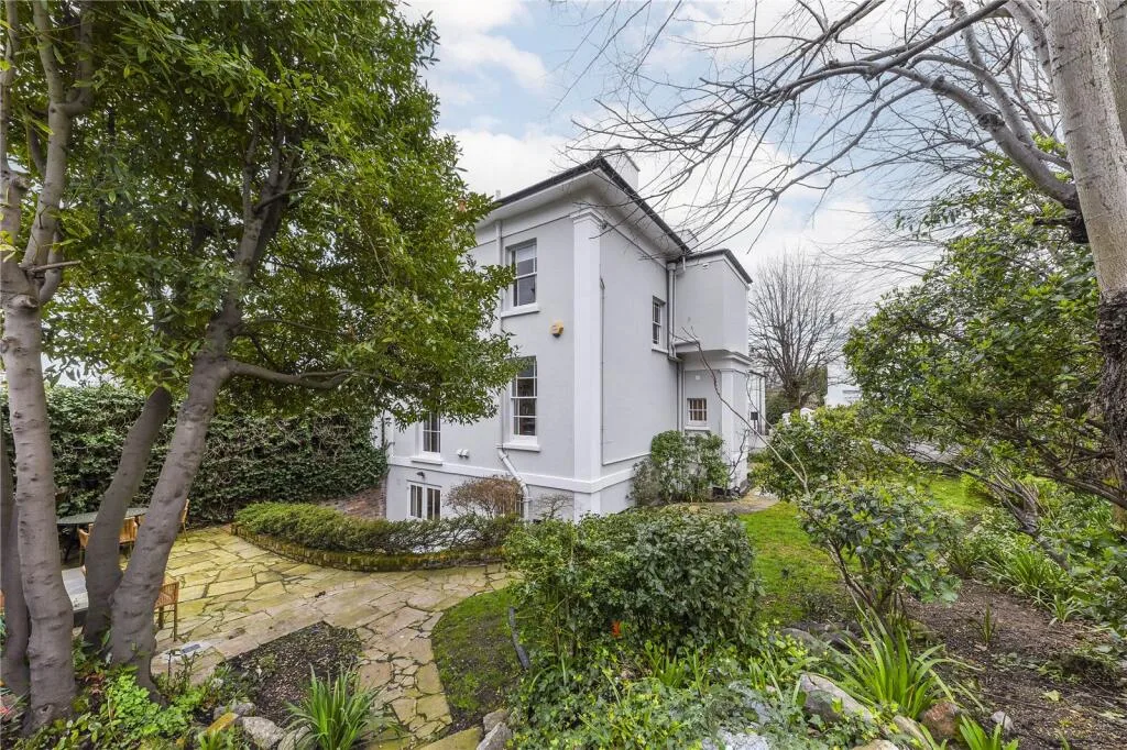 4 bedroom end of terrace house for rent