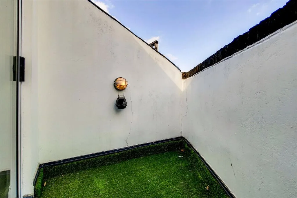 2 bedroom mews property for rent