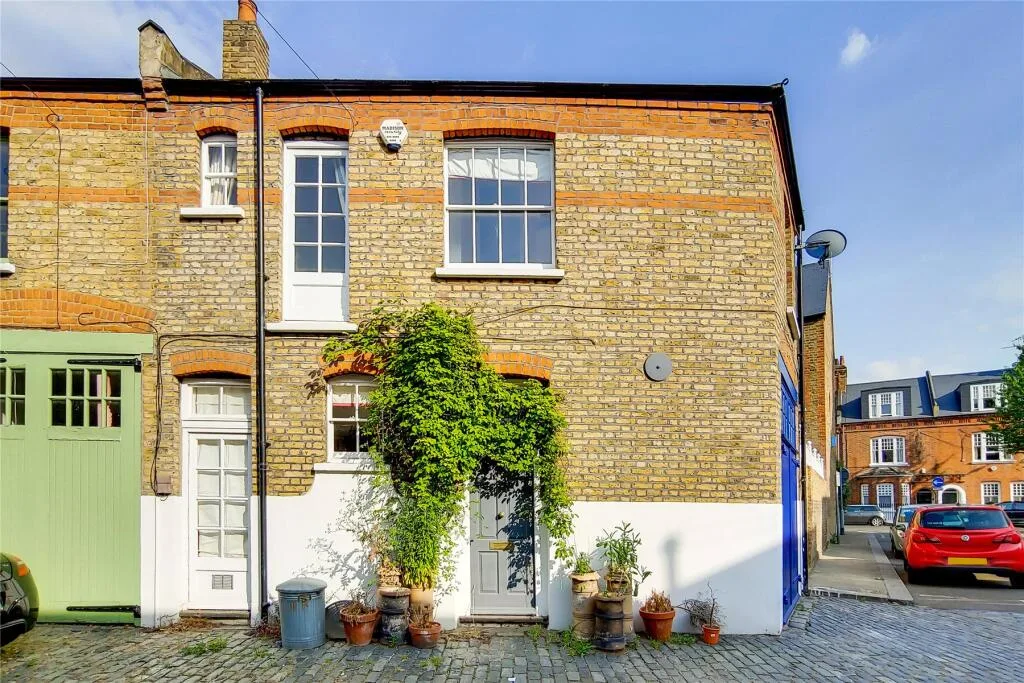2 bedroom mews property for rent