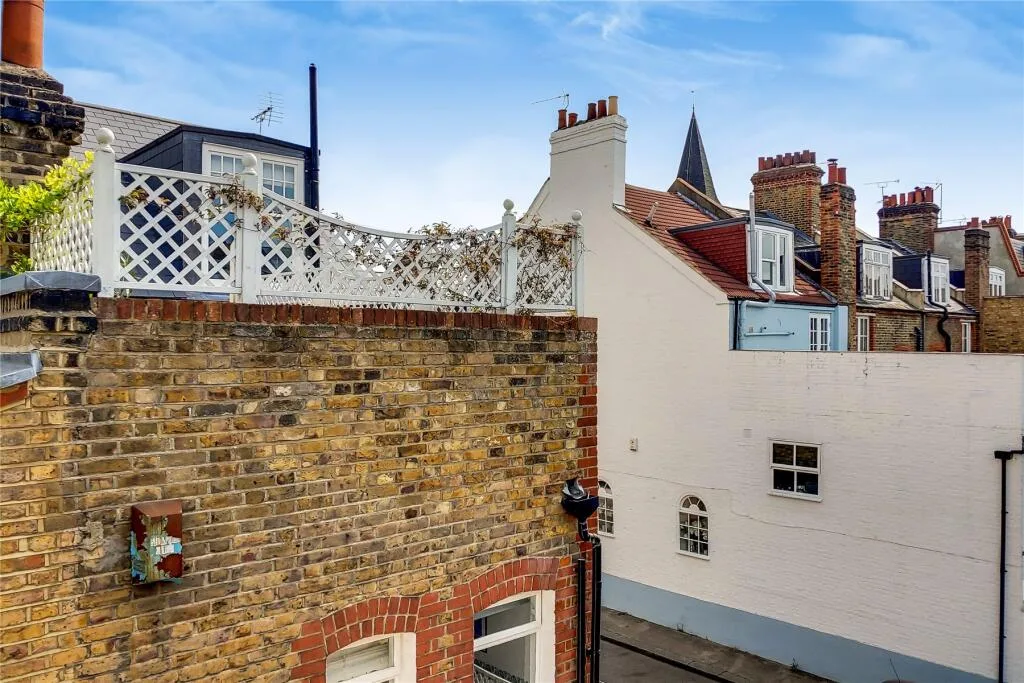 2 bedroom mews property for rent