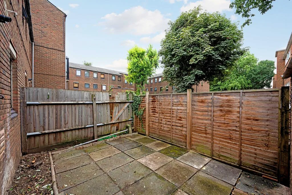 2 bedroom end of terrace house for rent
