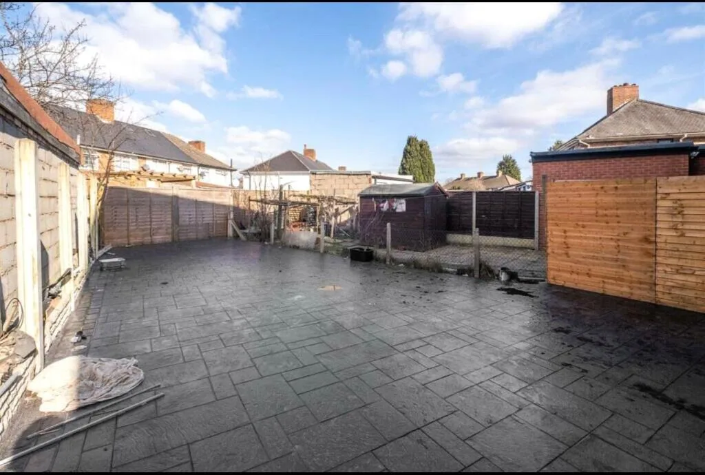 5 bedroom end of terrace house for rent