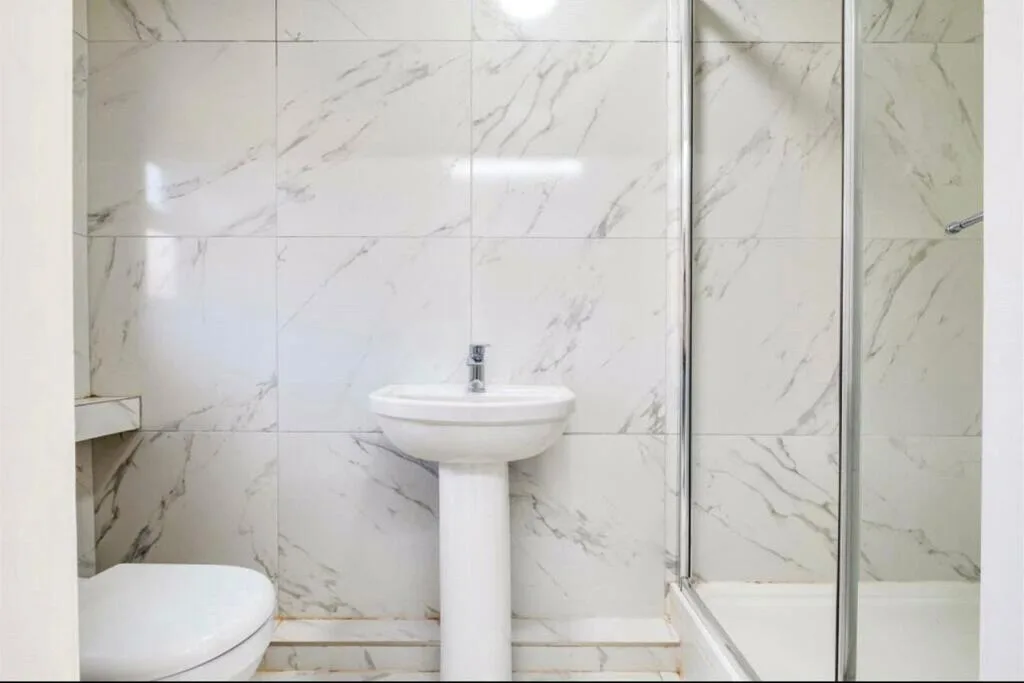 5 bedroom end of terrace house for rent