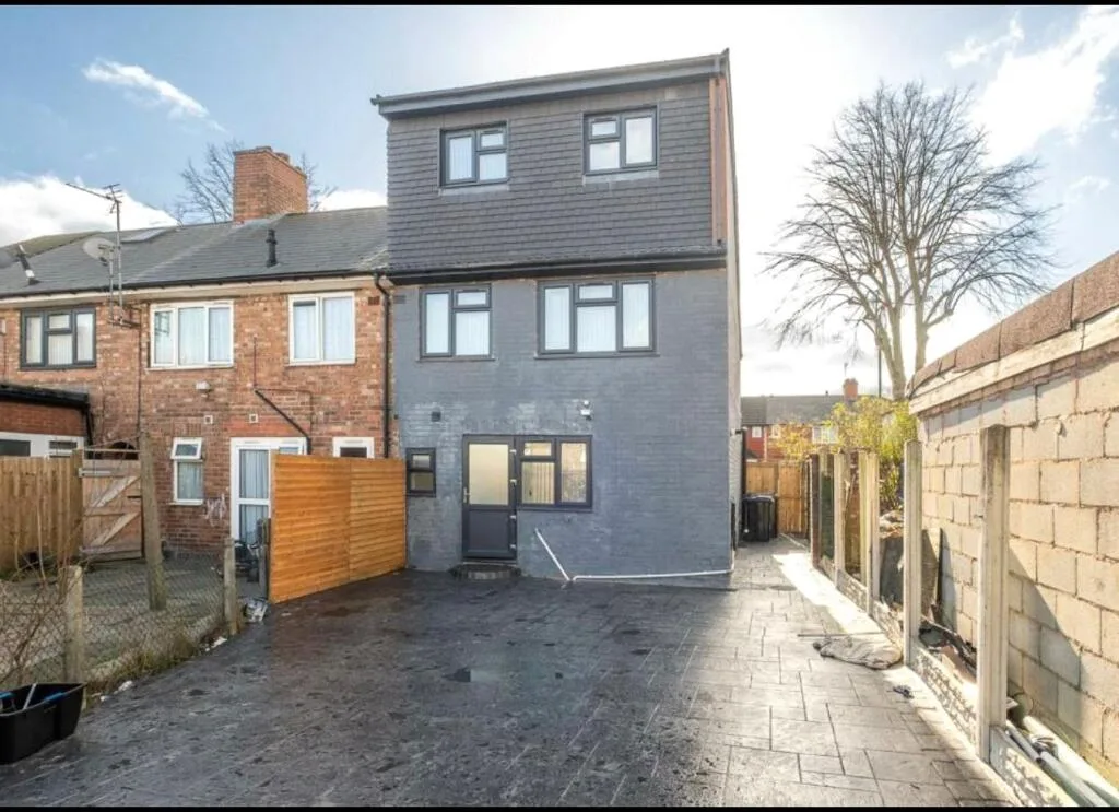 5 bedroom end of terrace house for rent