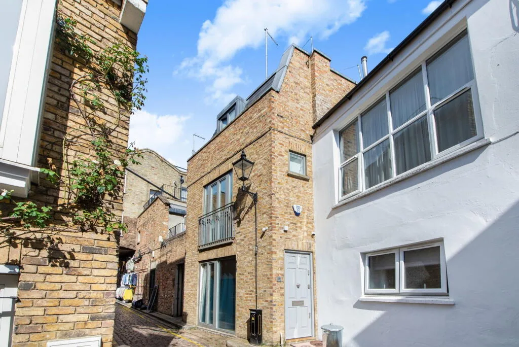 1 bedroom mews property for rent