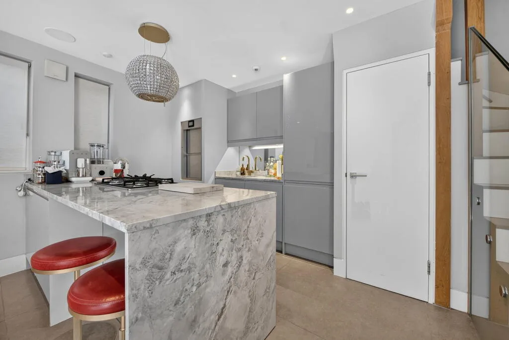 1 bedroom mews property for rent