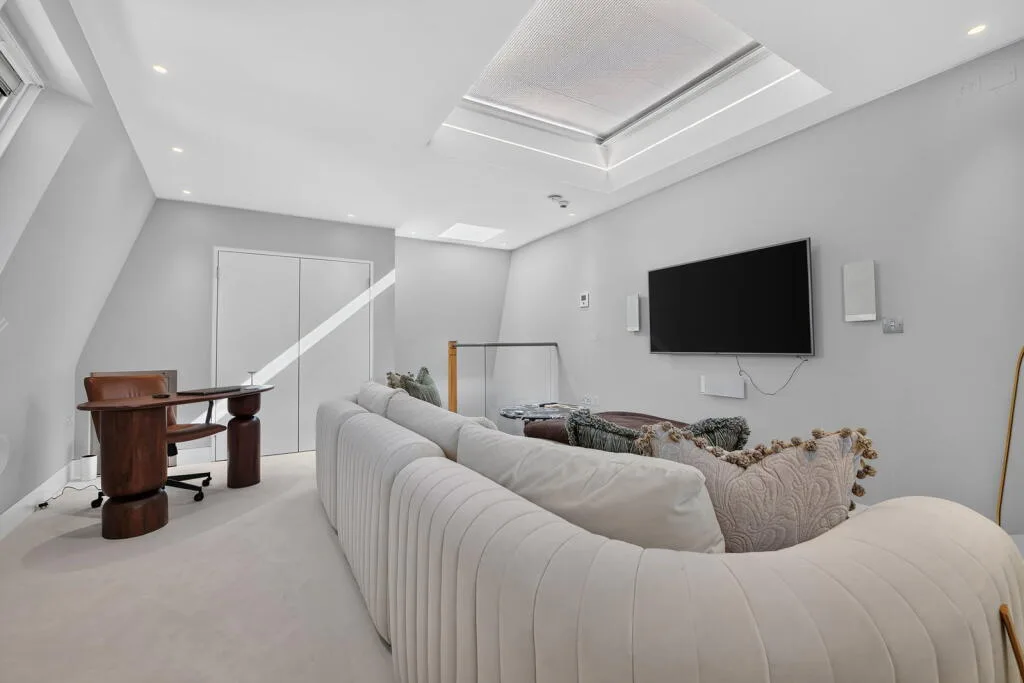 1 bedroom mews property for rent