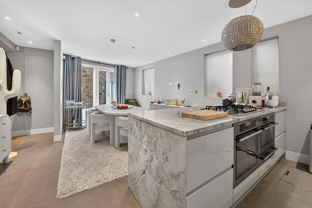 1 bedroom mews property for rent