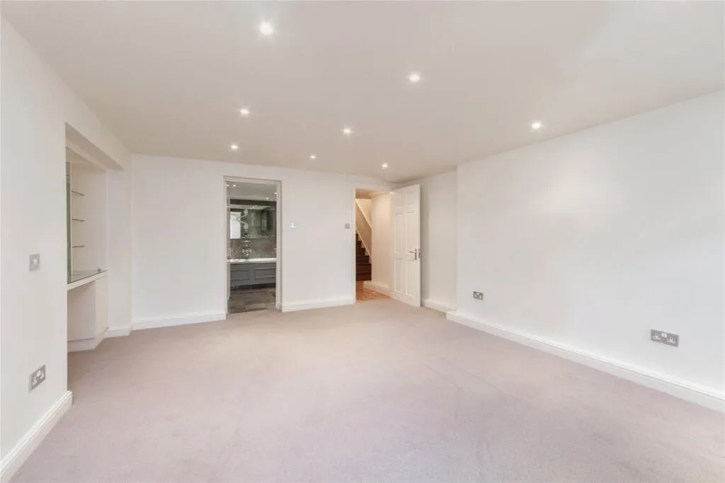2 bedroom maisonette for rent