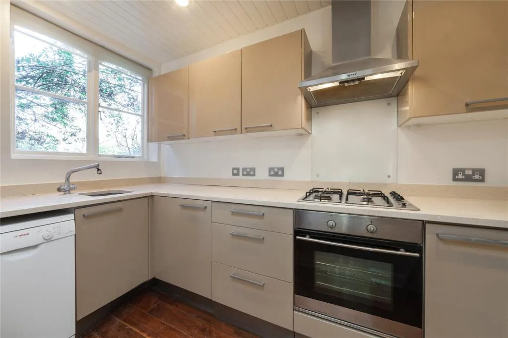 2 bedroom maisonette for rent