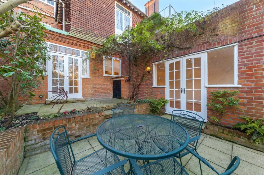 2 bedroom maisonette for rent