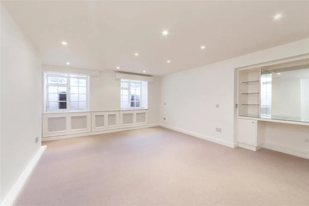 2 bedroom maisonette for rent