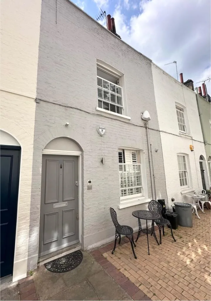 1 bedroom mews property for rent
