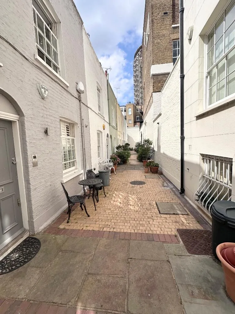 1 bedroom mews property for rent