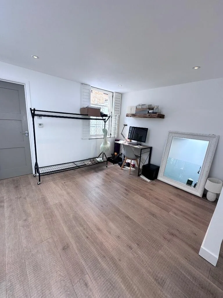 1 bedroom mews property for rent