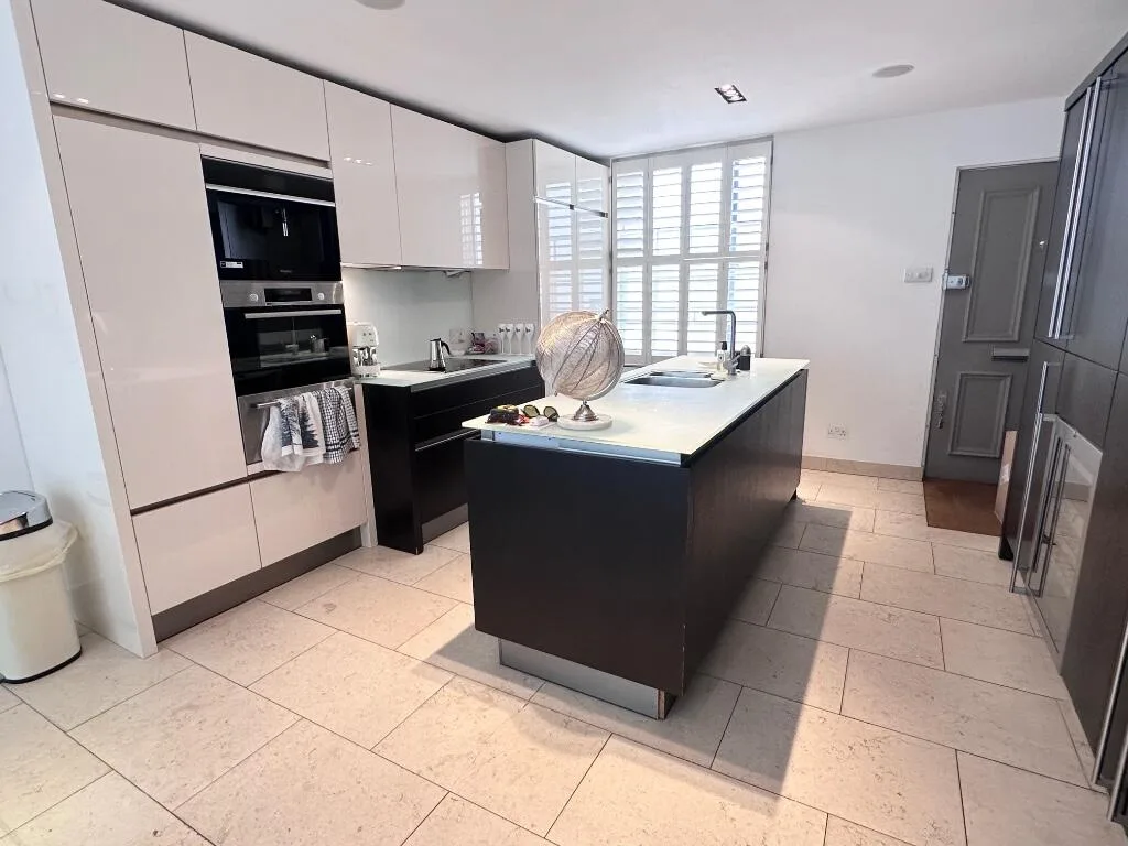1 bedroom mews property for rent