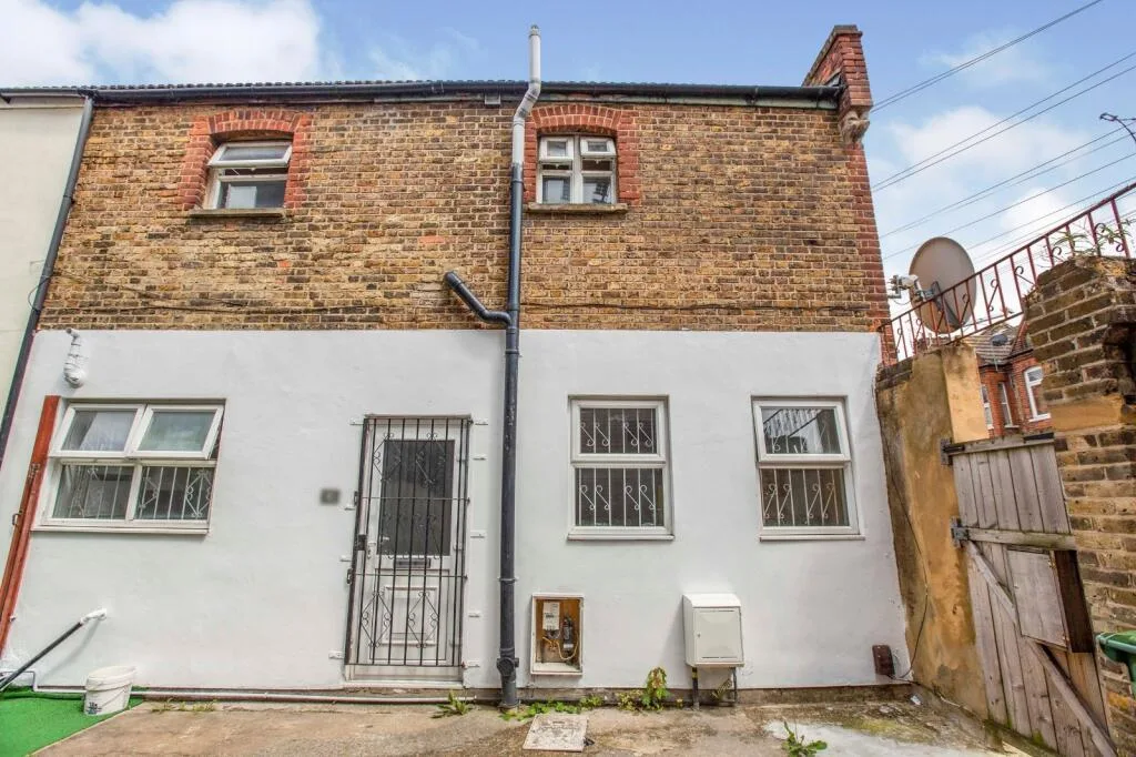 2 bedroom semi-detached house for rent