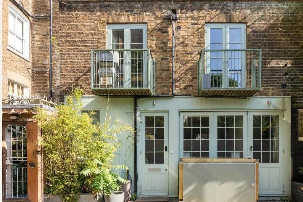 2 bedroom mews property for rent