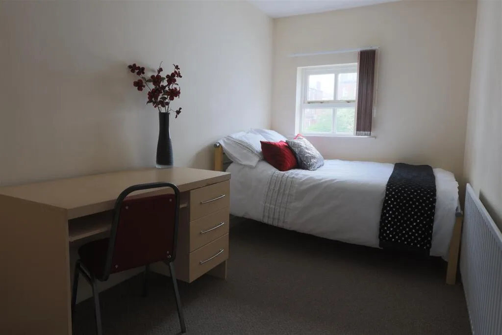 6 bedroom terraced house for rent