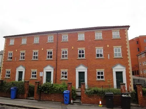 6 bedroom terraced house for rent