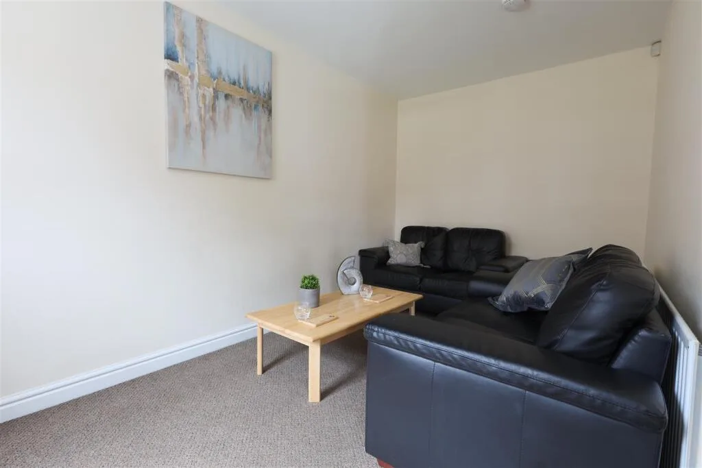 6 bedroom terraced house for rent