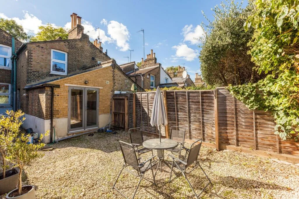 2 bedroom house for rent