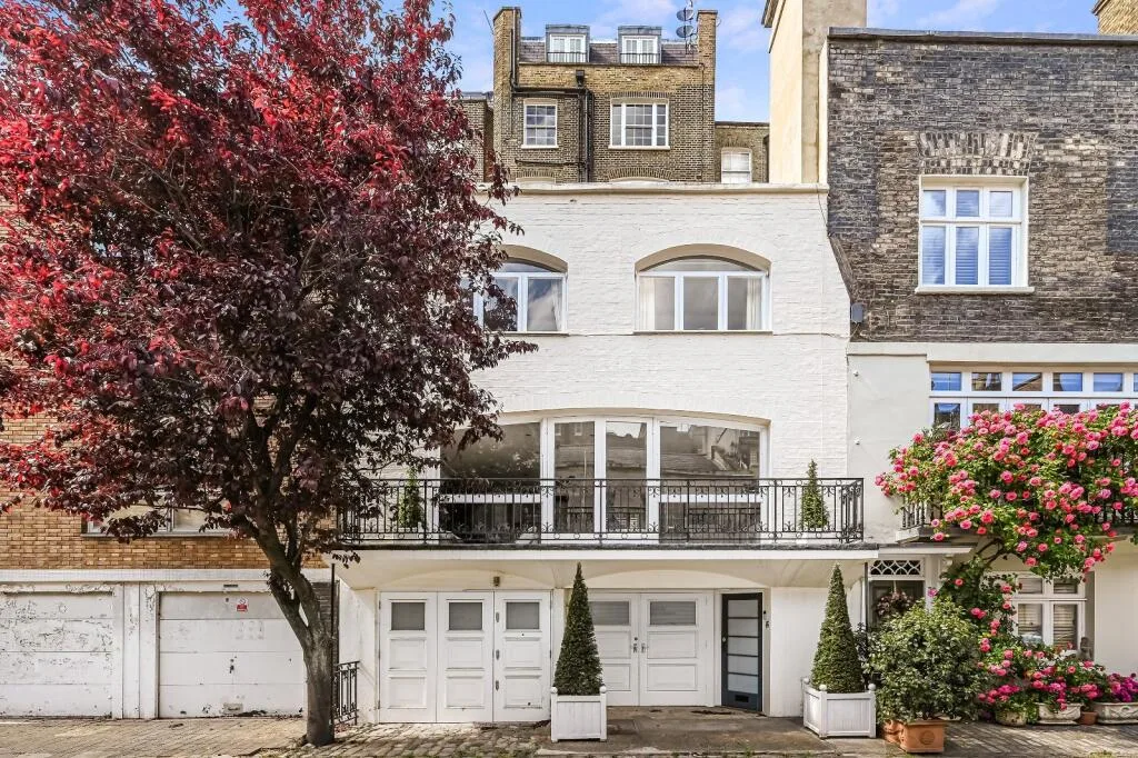 2 bedroom mews property for rent