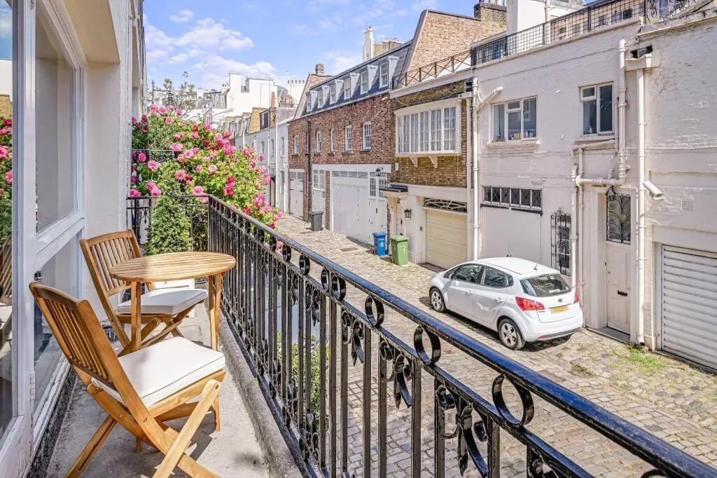 2 bedroom mews property for rent