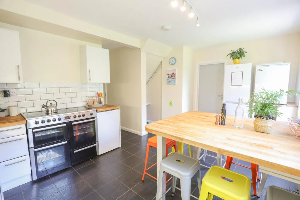 9 bedroom house of multiple occupation for rent