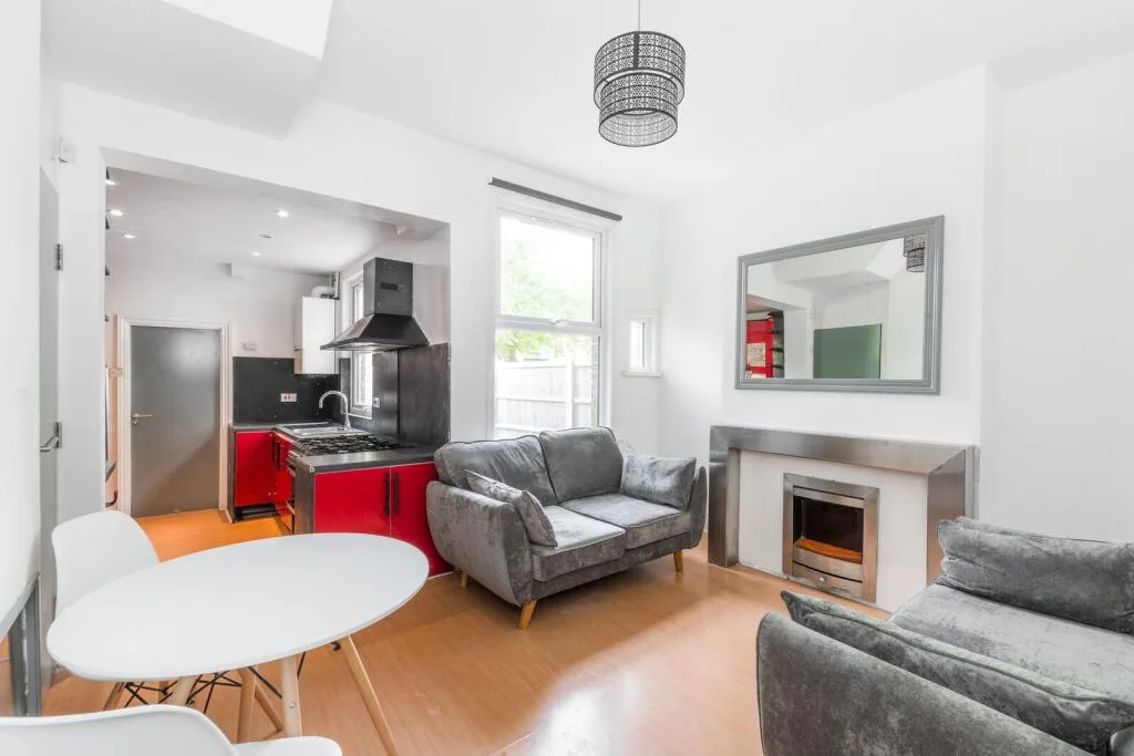 4 bedroom end of terrace house for rent