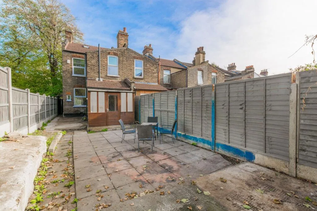 4 bedroom end of terrace house for rent