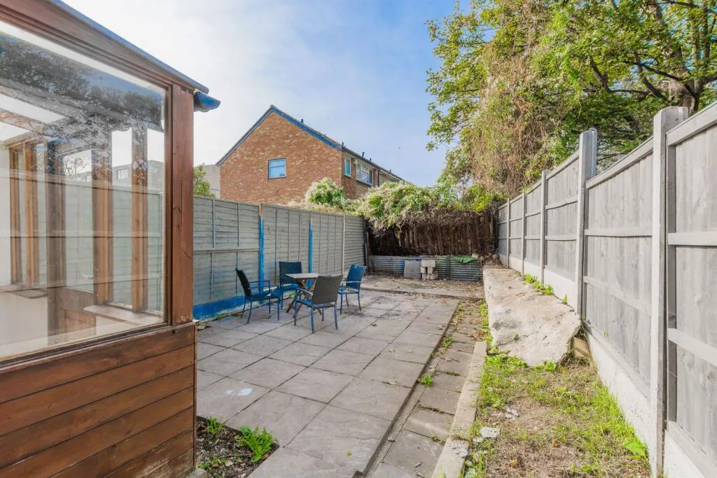 4 bedroom end of terrace house for rent