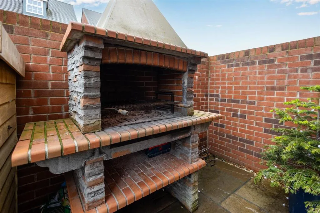 4 bedroom detached house for rent