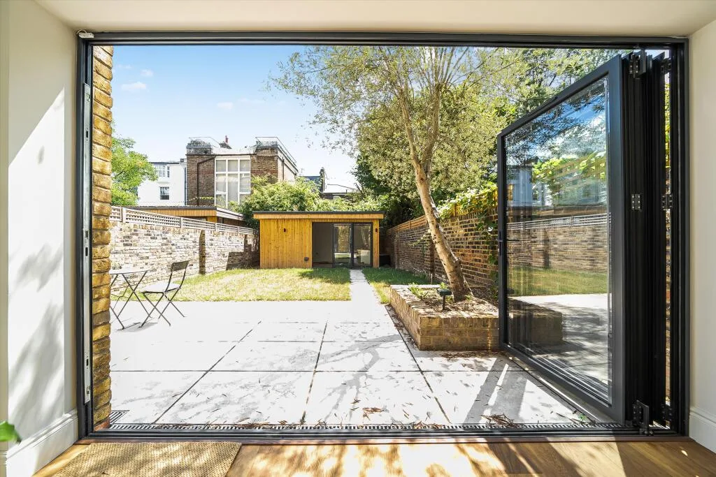 2 bedroom detached house for rent