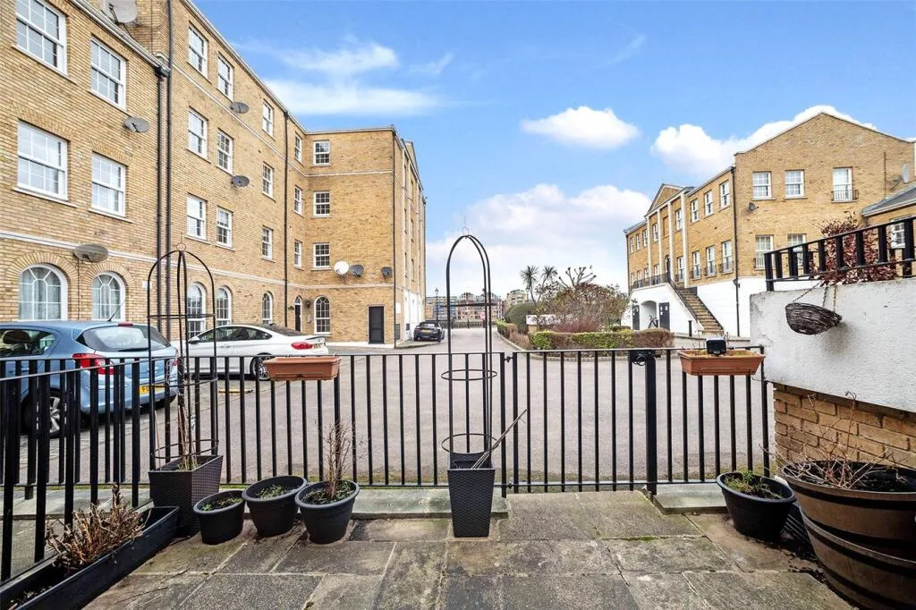 2 bedroom end of terrace house for rent