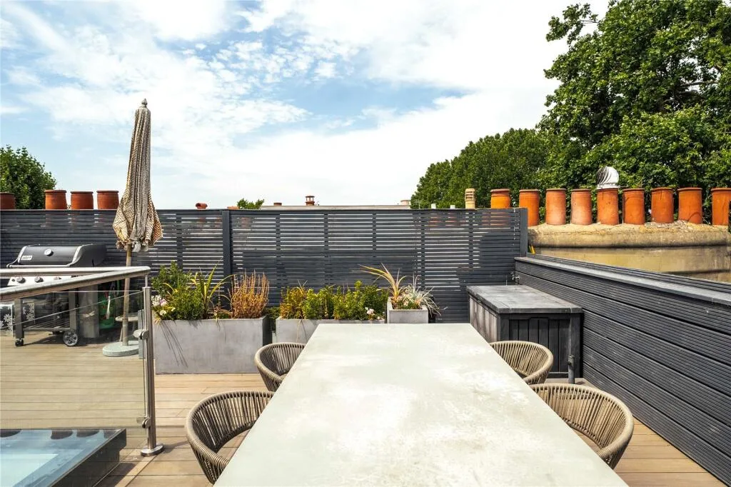5 bedroom terraced house for rent