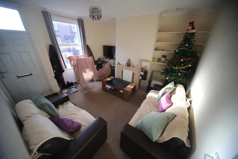2 bedroom end of terrace house for rent