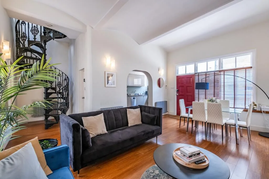 3 bedroom mews property for rent