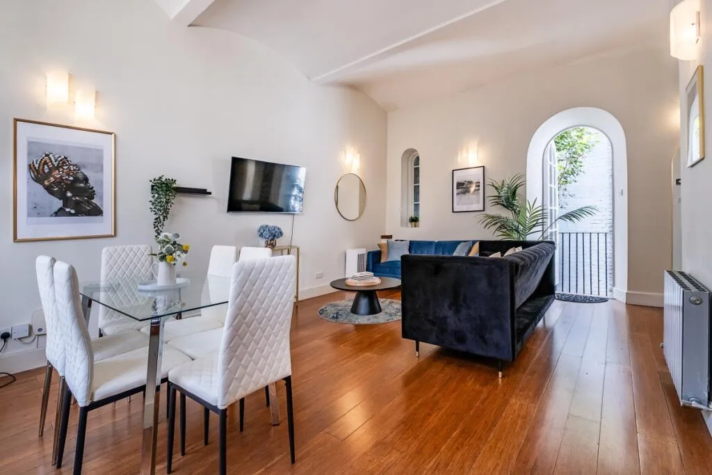 3 bedroom mews property for rent