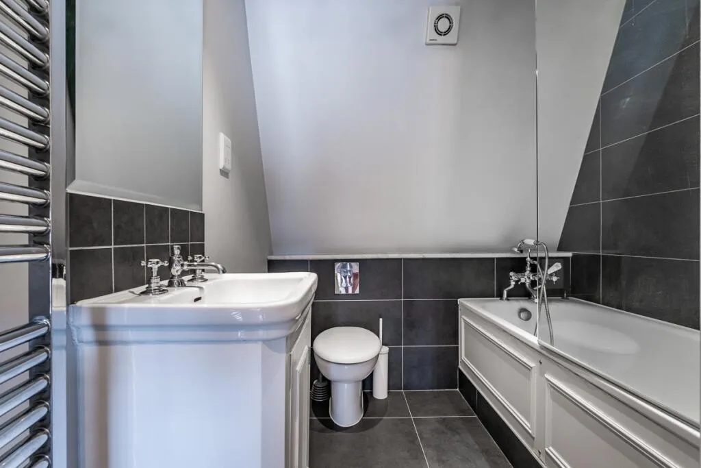 3 bedroom mews property for rent