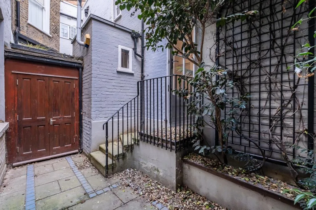 3 bedroom mews property for rent