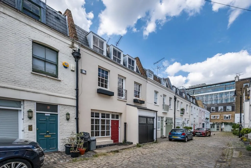3 bedroom mews property for rent