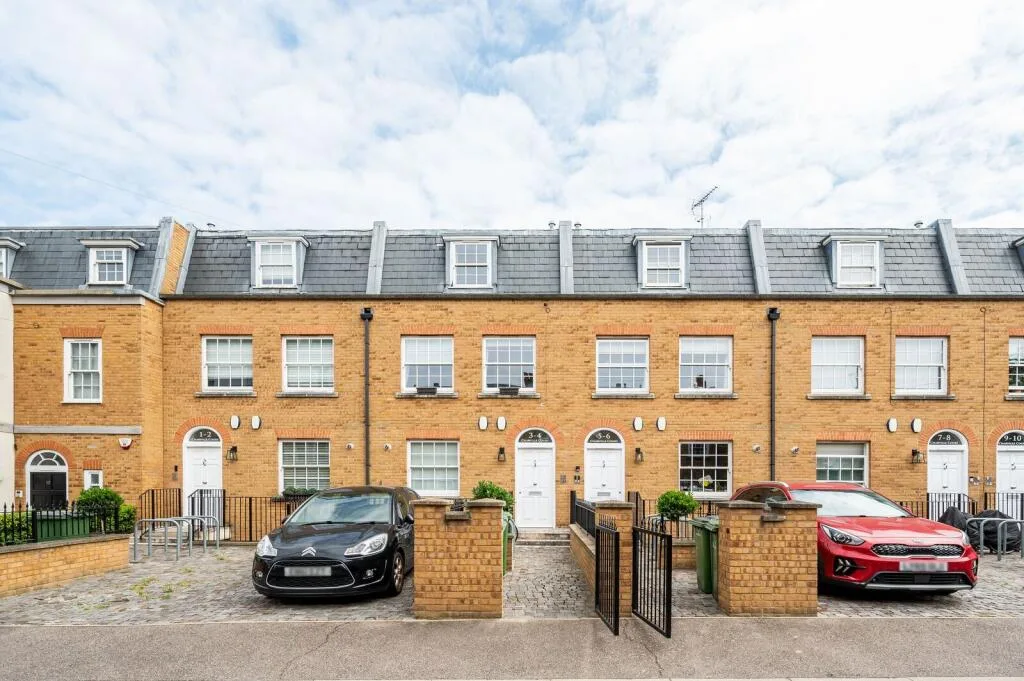 2 bedroom maisonette for rent