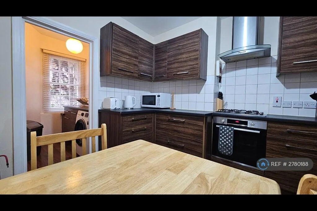 4 bedroom semi-detached house for rent